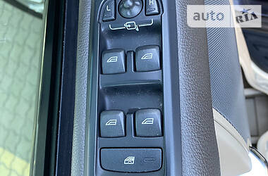 Позашляховик / Кросовер Land Rover Discovery 2012 в 
