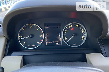 Позашляховик / Кросовер Land Rover Discovery 2012 в 