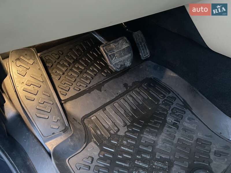 Позашляховик / Кросовер Land Rover Discovery 2005 в Києві