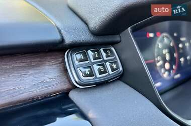 Позашляховик / Кросовер Land Rover Discovery 2018 в 
