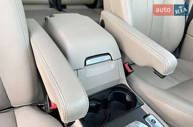 Позашляховик / Кросовер Land Rover Discovery 2015 в 