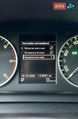 Внедорожник / Кроссовер Land Rover Discovery 2015 в 
