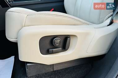 Позашляховик / Кросовер Land Rover Discovery 2018 в 