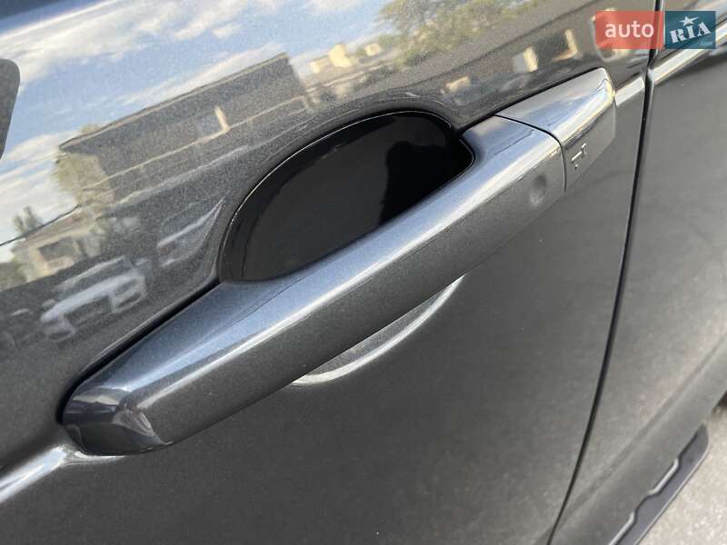 Внедорожник / Кроссовер Land Rover Discovery 2018 в Киеве