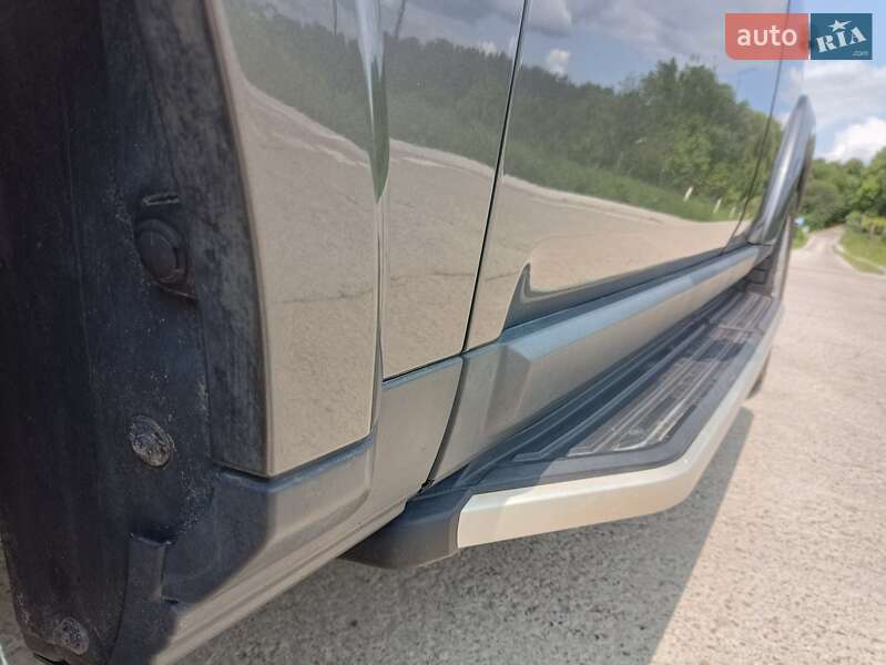 Позашляховик / Кросовер Land Rover Discovery 2016 в Києві