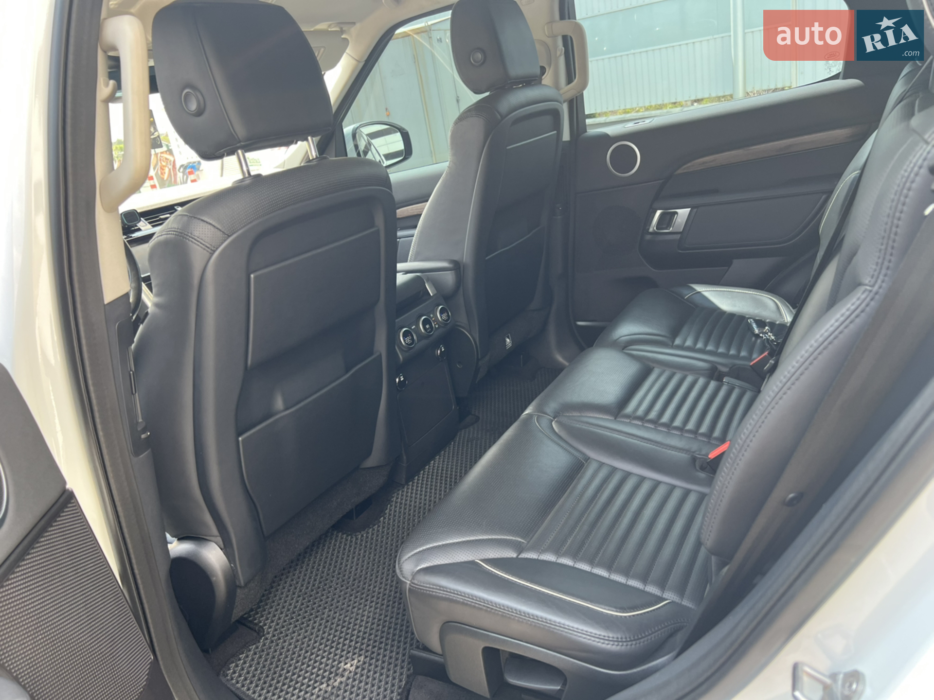 2017 Land Rover Discovery - мініатюра 15