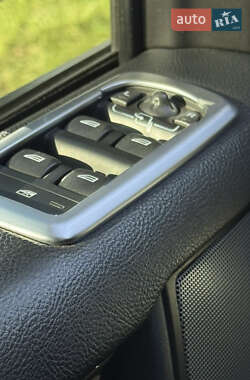Внедорожник / Кроссовер Land Rover Discovery 2015 в 