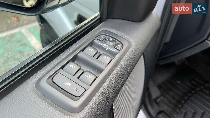 Внедорожник / Кроссовер Land Rover Discovery 2016 в Киеве