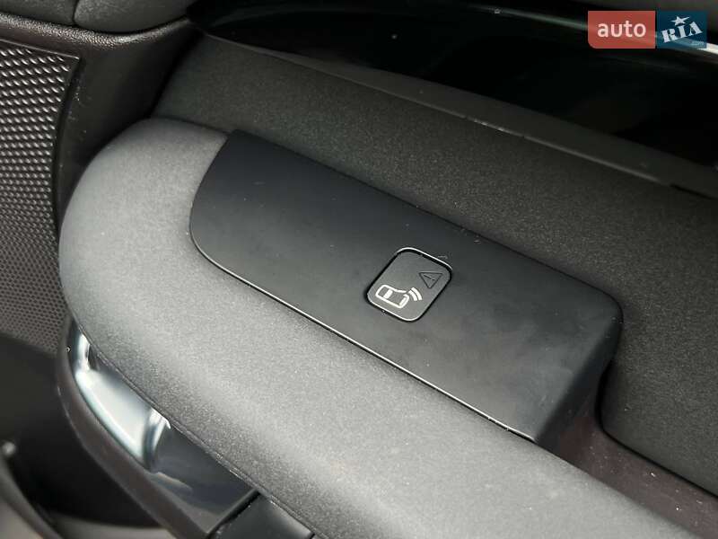 Внедорожник / Кроссовер Land Rover Discovery 2018 в Киеве