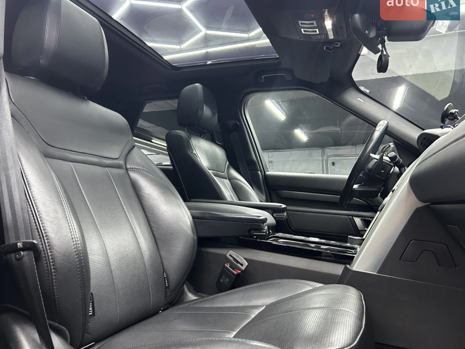 2018 Land Rover Discovery - мініатюра 25