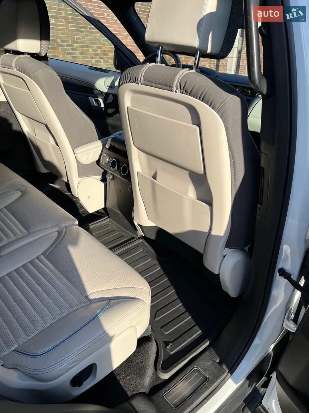 2017 Land Rover Discovery - мініатюра 16