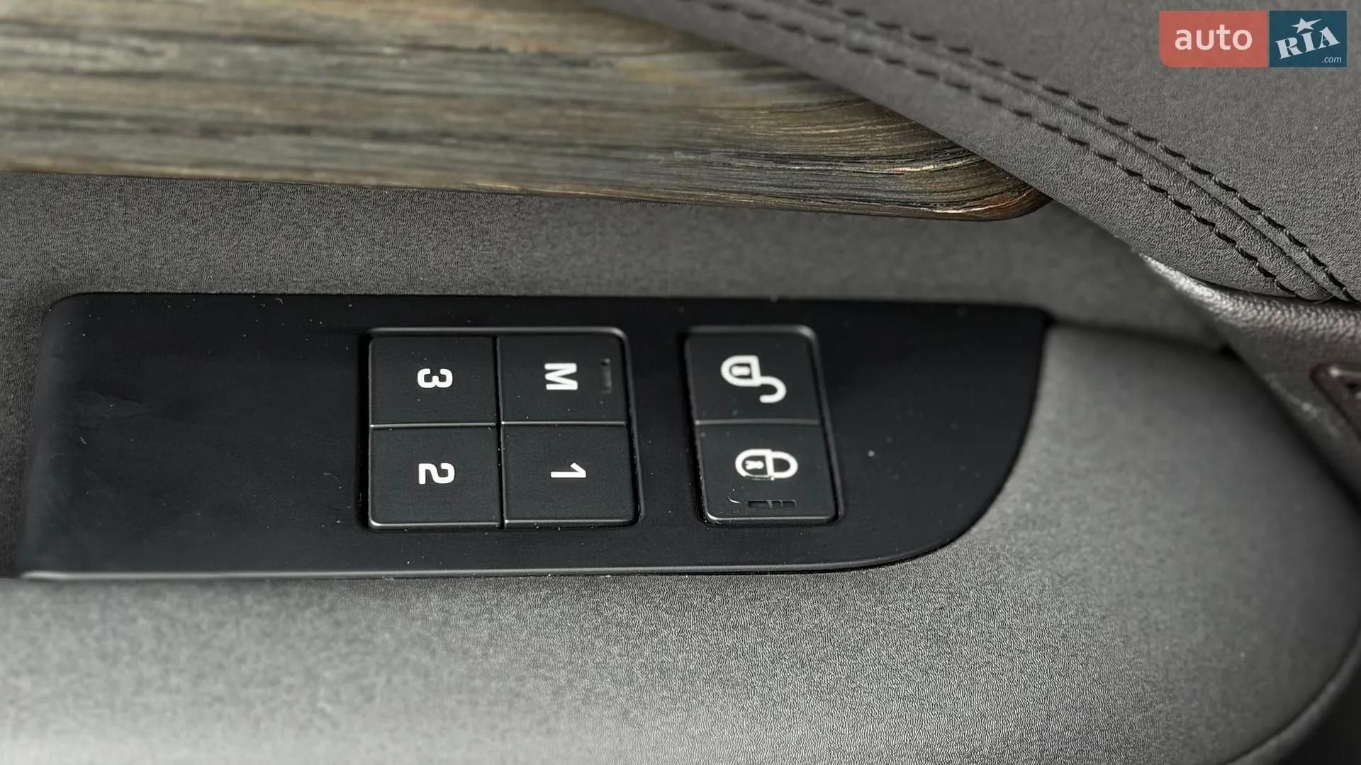 2018 Land Rover Discovery - мініатюра 24