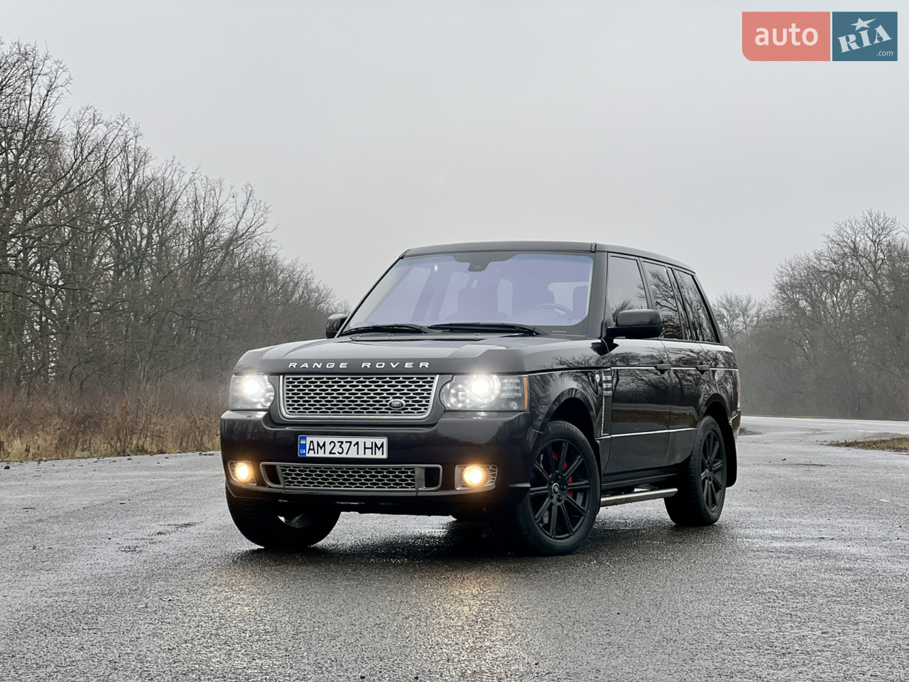 Продам Range Rover L322 Autobiography 5.0 Supercharged, 2010 року.

Преміальний позашляховик у максимальній комплектації Autobiography. Потужний, комфортний та надійний автомобіль, який поєднує елегантність і справжні позашляхові можливості. Авто доглянуте, без ДТП, повністю обслужене та готове до експлуатації.

Основні характеристики:
	•	Рік випуску: 2010;
	•	Двигун: 5.0 л V8 Supercharged (510 к.с., 625 Н·м);
	•	Коробка передач: 6-ступенева автоматична ZF;
	•	Привід: Повний (AWD);
	•	Пробіг: 223557 кілометрів;
	•	Колір кузова: Коричневий хамелеон;
	•	Салон: Шкіряний Autobiography, преміальна обробка натуральними матеріалами;

Комплектація Autobiography:
	•	Пневмопідвіска з можливістю регулювання кліренсу;
	•	Система Terrain Response (режими для бездоріжжя);
	•	Камера + передні та задні парктроніки;
	•	Адаптивний круїз-контроль;
	•	Преміальна аудіосистема Harman/Kardon Logic7 (22 динаміків);
	•	Чотиризонний клімат-контроль;
	•	Електропривод передніх і задніх сидінь з пам’яттю;
	•	Підігрів і вентиляція передніх та задніх сидінь;
	•	Електропривод керма, дзеркал;
	•	Задні мультимедійні екрани для пасажирів;

Стан автомобіля:
	•	Повністю обслужений, вкладень не потребує;
	•	Обслуговувався вчасно, нове масло, фільтри, гальма;
	•	Без ДТП;
	•	Двигун, коробка, підвіска – без зауважень;
	•	Готовий до перевірки на будь-якому СТО;

Телефонуйте, домовимося про перегляд!