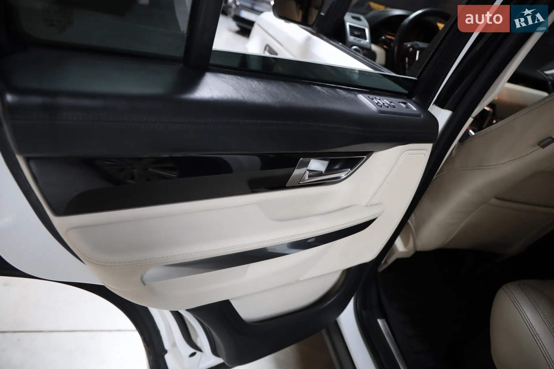 2011 Land Rover Range Rover - мініатюра 29