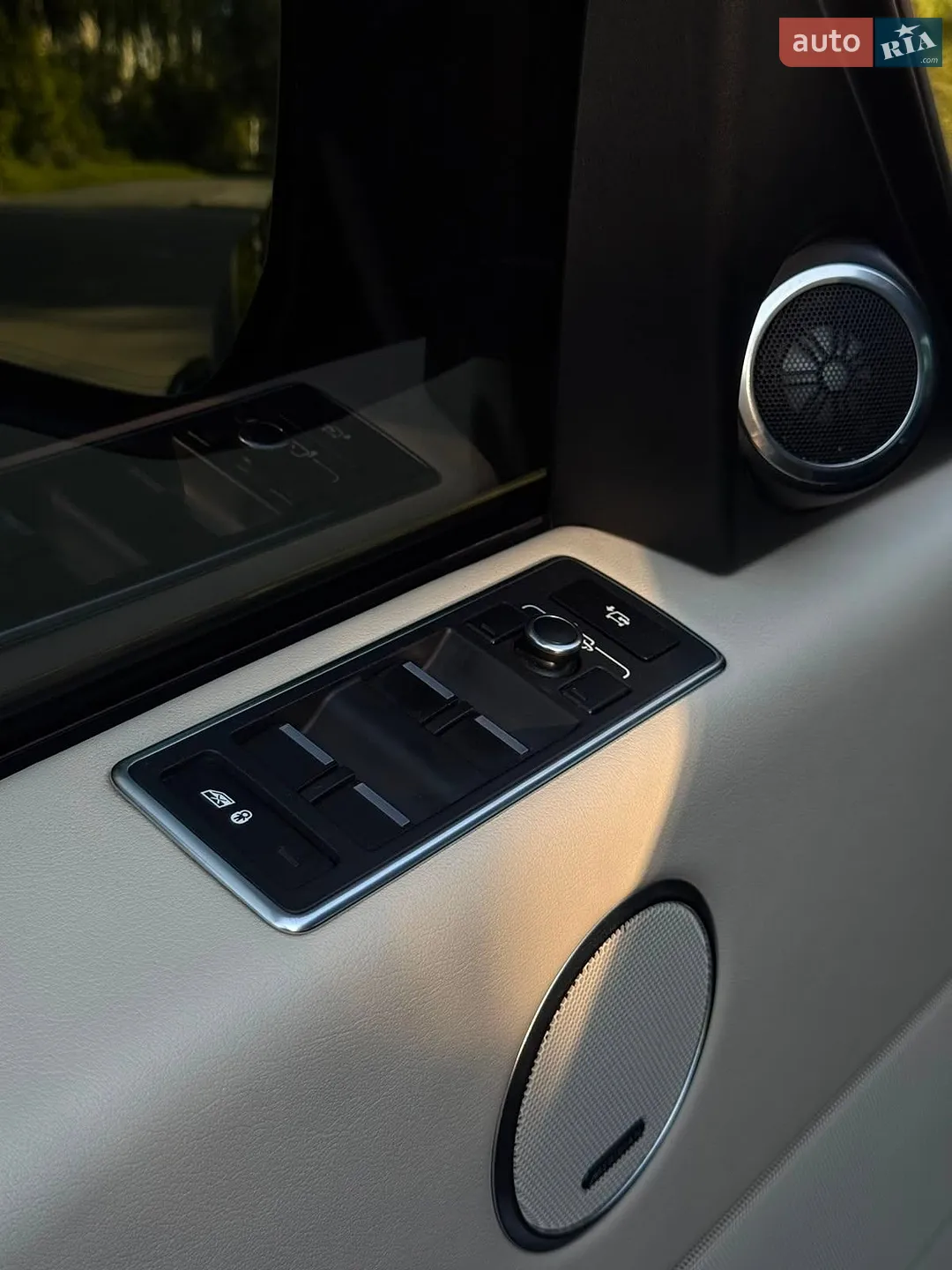 2012 Land Rover Range Rover - мініатюра 25