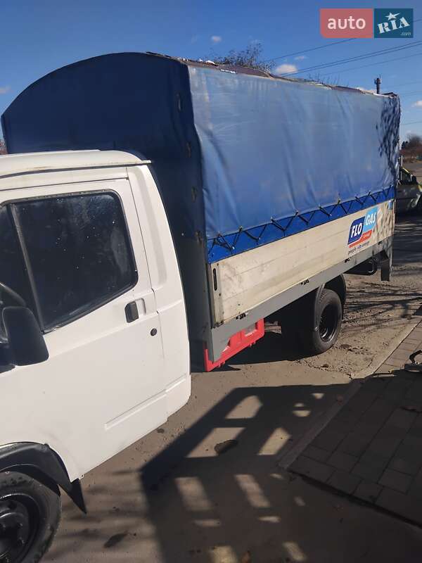 Для перевезення тварин LDV Convoy 2004 в Теофіполі