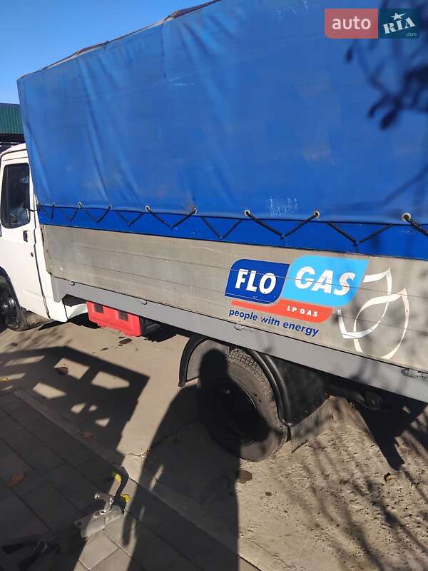 Для перевезення тварин LDV Convoy 2004 в Теофіполі