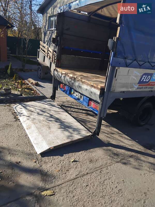 Для перевезення тварин LDV Convoy 2004 в Теофіполі