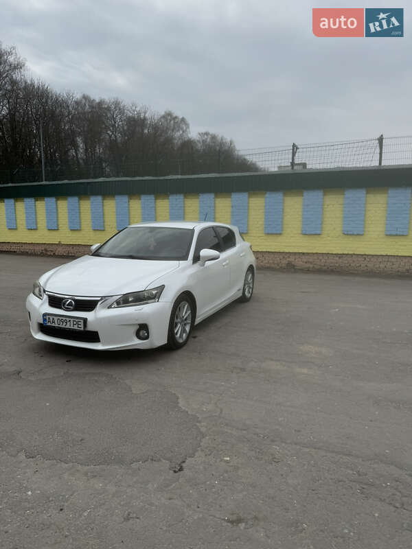 Хэтчбек Lexus CT 2011 в 