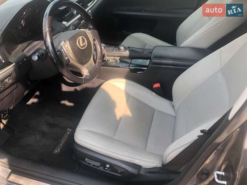 Седан Lexus ES 2015 в Львові