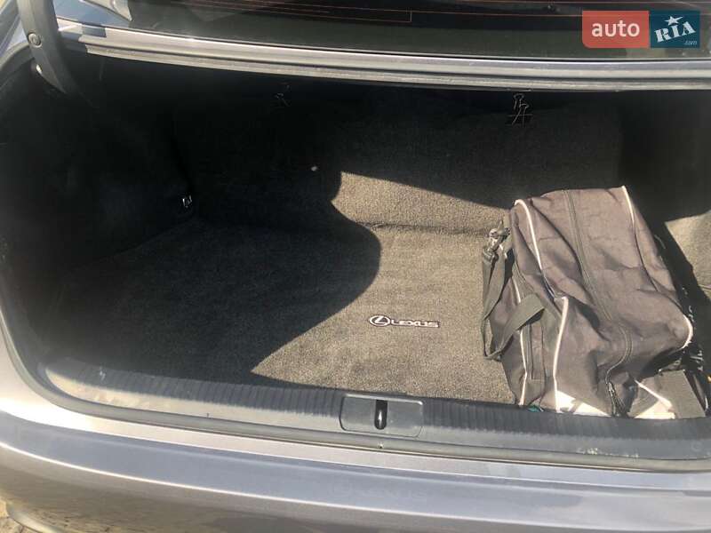 Седан Lexus ES 2015 в Львові