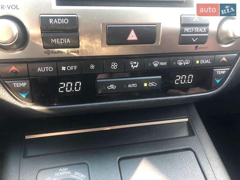 Седан Lexus ES 2015 в Львові