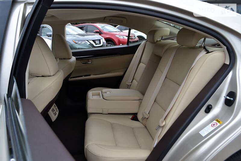 Седан Lexus ES 2016 в Харкові