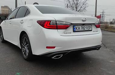 Седан Lexus ES 2017 в Мукачево