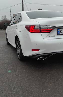 Седан Lexus ES 2017 в Мукачево