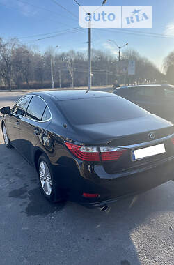 Седан Lexus ES 2014 в Львове