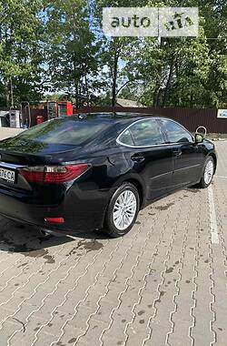 Седан Lexus ES 2015 в Черновцах