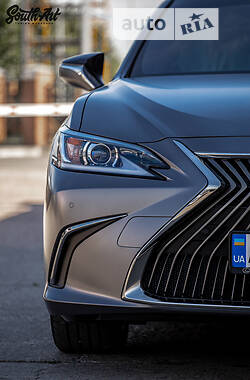 Седан Lexus ES 2019 в Дніпрі