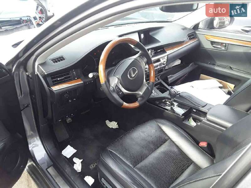 Седан Lexus ES 2014 в Павлограді