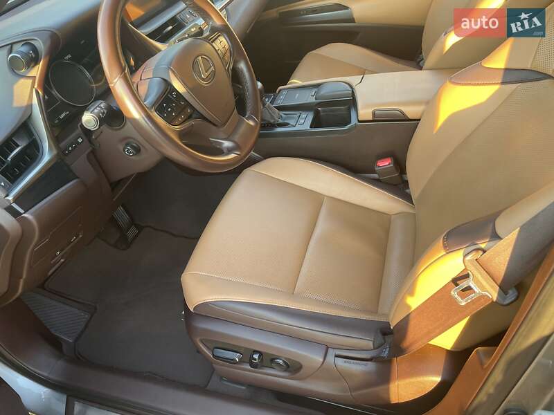 Седан Lexus ES 2019 в Тернополе
