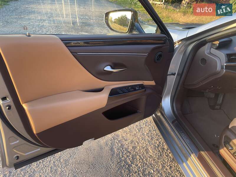 Седан Lexus ES 2019 в Тернополе