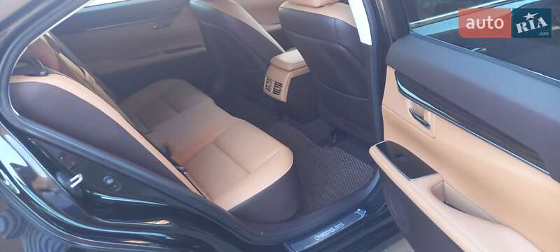 Седан Lexus ES 2016 в Ровно