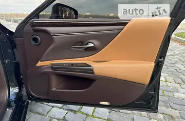 Lexus ES 2019