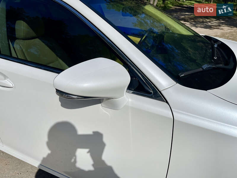 Седан Lexus ES 2013 в Кропивницькому