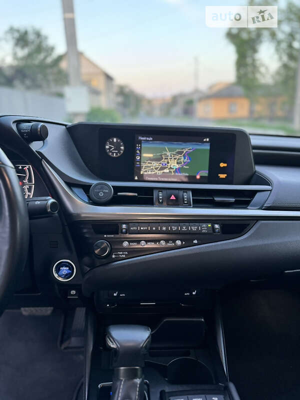 Седан Lexus ES 2019 в Ізмаїлі