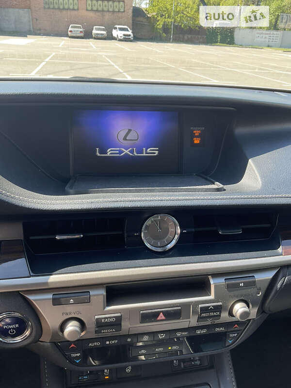 Седан Lexus ES 2016 в Киеве