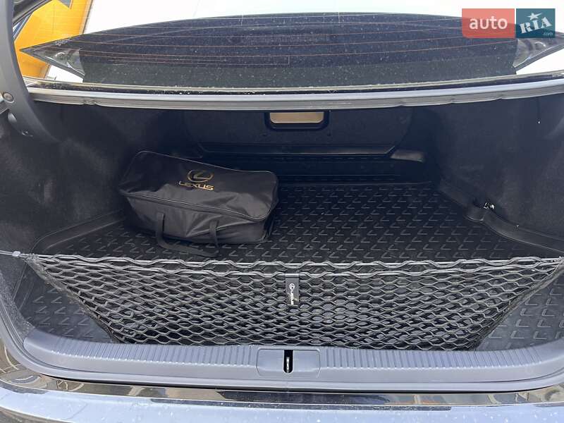 Седан Lexus ES 2014 в Львове