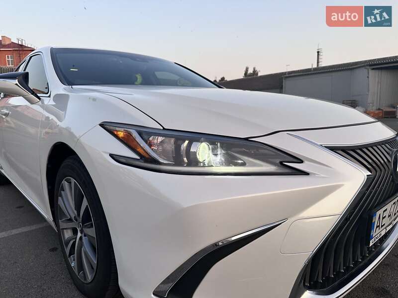 Седан Lexus ES 2020 в Павлограді