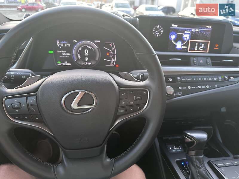 Седан Lexus ES 2020 в Павлограді