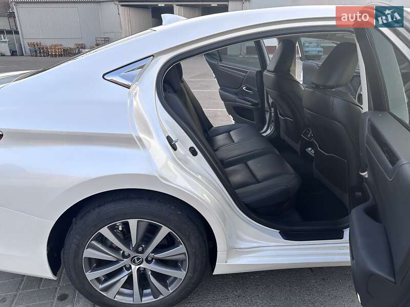 Седан Lexus ES 2020 в Павлограді