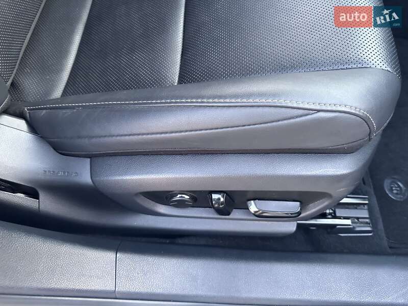 Седан Lexus ES 2020 в Павлограді