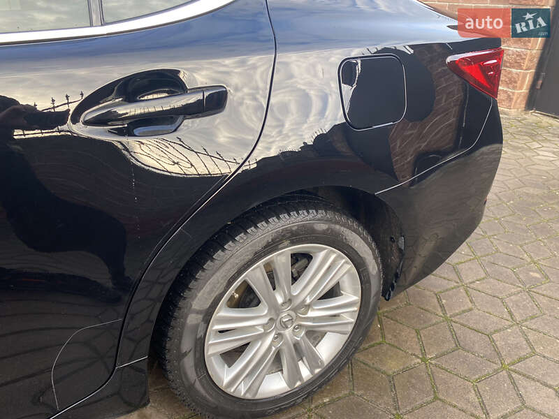 Седан Lexus ES 2015 в Рівному