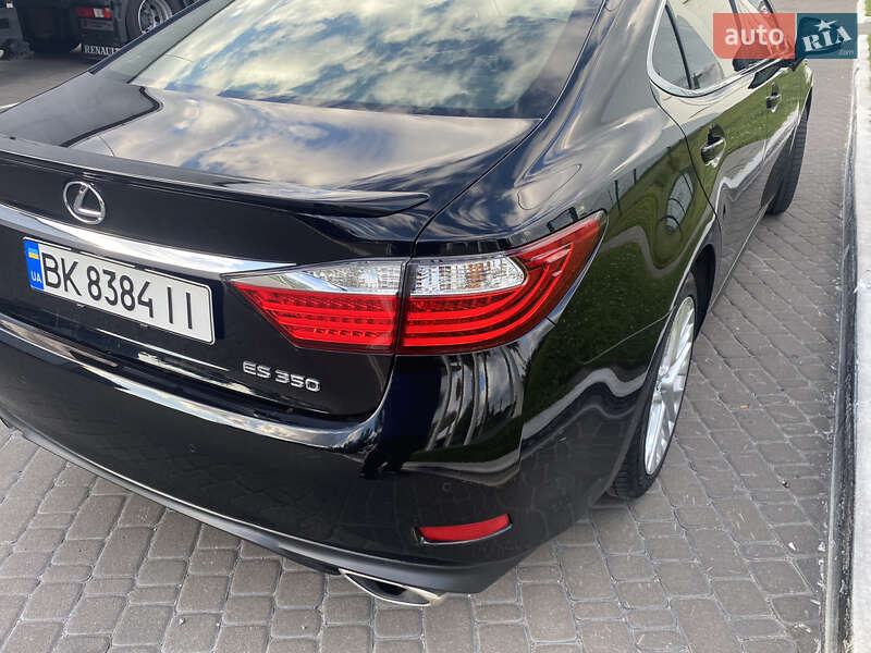 Седан Lexus ES 2015 в Рівному