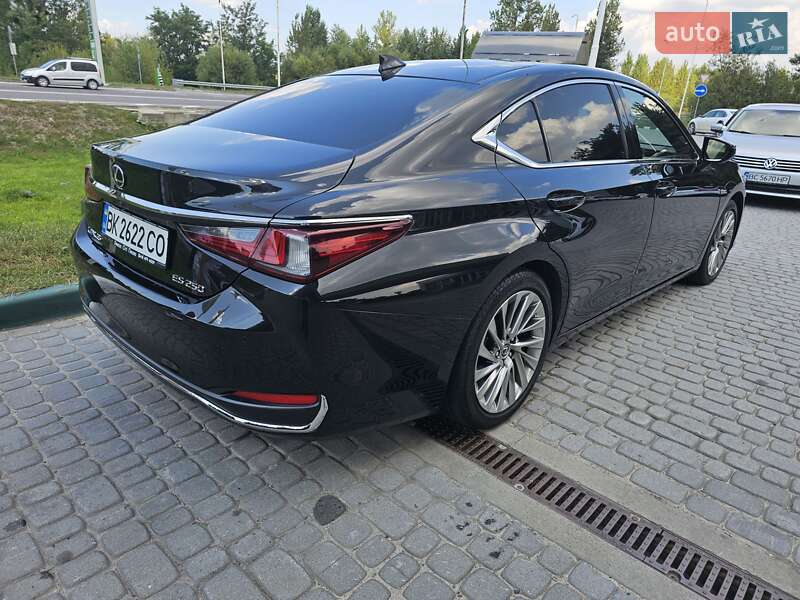 Седан Lexus ES 2018 в Ровно