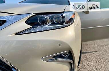 Седан Lexus ES 2013 в Черкасах