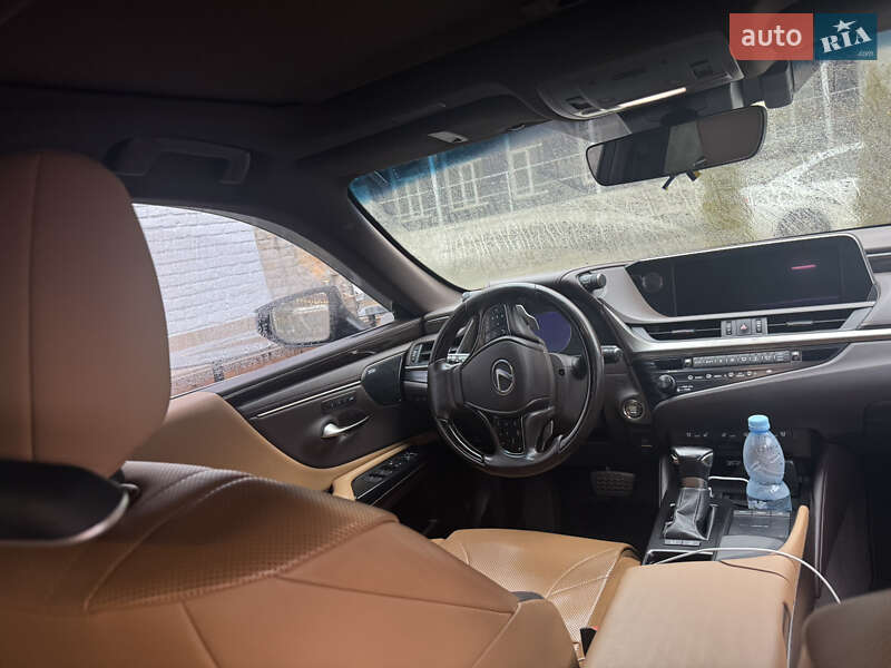 Седан Lexus ES 2018 в Киеве фото 10 Седан Lexus ES 2018 в Киеве
